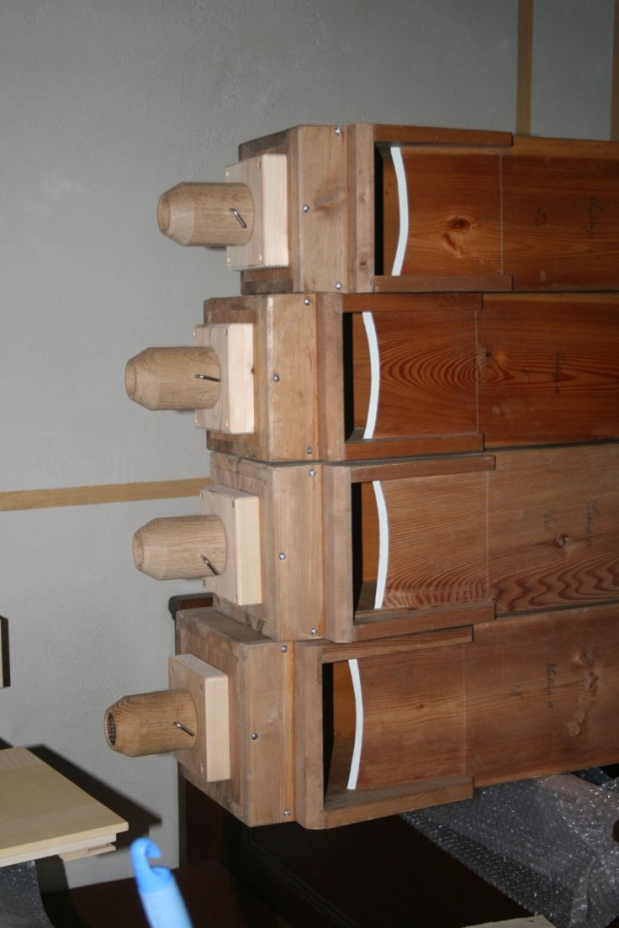 Bereit zum Wiedereinbau - Holzpfeifen aus der alten Orgel übernommen, mit neuen Füßen versehen