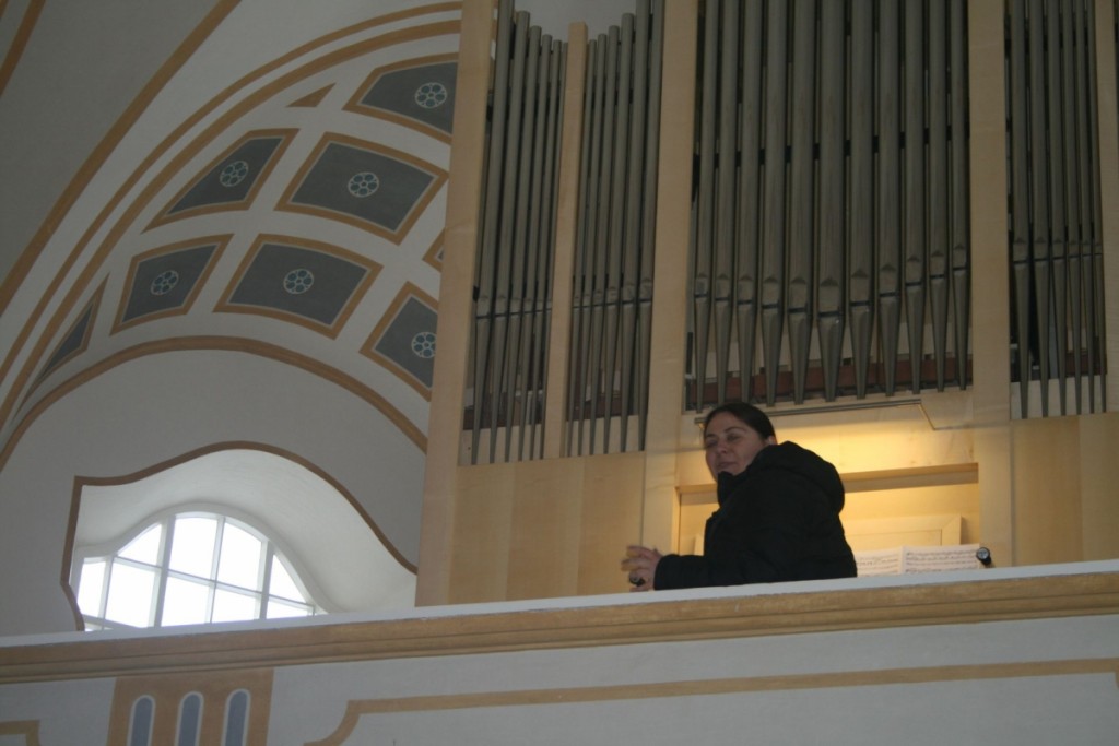 Dekanatskantorin Göbel erklärt dem Publikum die Klänge der Orgel