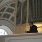 Dekanatskantorin Göbel erklärt dem Publikum die Klänge der Orgel